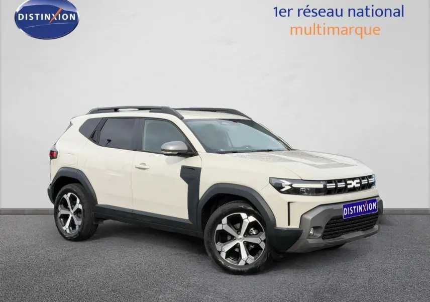 SUV Dacia Duster 2025 couleur Sandstone en vue 3/4 avant, avec jantes alliage et barres de toit noires.