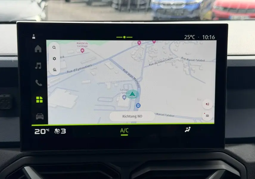 Écran tactile central du Dacia Duster 2025 affichant la navigation, avec commandes climatisation en dessous.