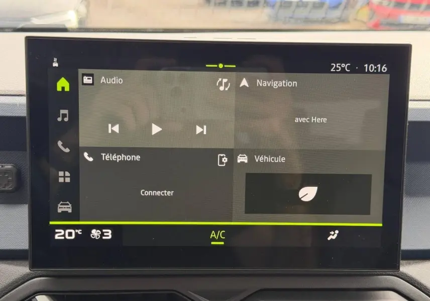 Écran tactile central du tableau de bord du Dacia Duster 2025 affichant audio, navigation et climatisation.