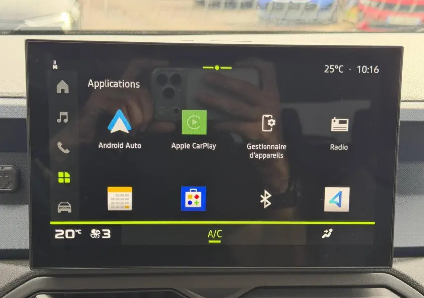 Écran tactile central du Dacia Duster 2025 affichant les applications Android Auto et Apple CarPlay.
