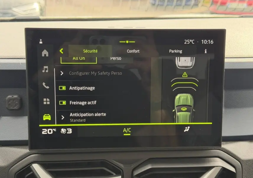Écran tactile central du Dacia Duster 2025 affichant les réglages de sécurité et climatisation à 20°C.