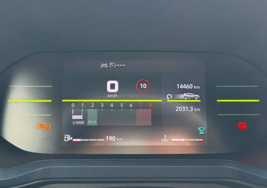 Tableau de bord numérique du Dacia Duster 2025 affichant vitesse, kilométrage et autonomie, vue frontale rapprochée.