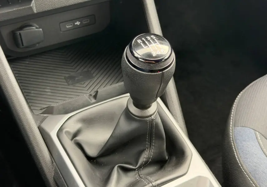 Le levier de vitesses manuel noir du Dacia Duster 2025, vue rapprochée de la console centrale.