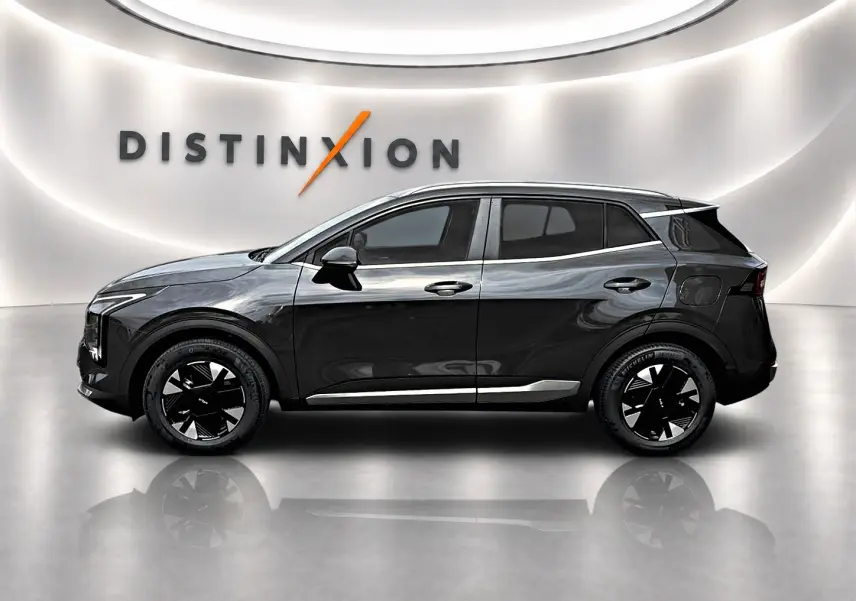 Vue de profil côté gauche du KIA SPORTAGE 1.6 hybride 239 gris eclipse avec jantes alu noires et détails chromés.