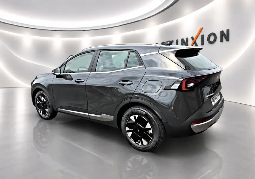 KIA SPORTAGE 1.6 hybride gris eclipse vu en 3/4 arrière droit avec jantes alu noires et feux arrière LED.