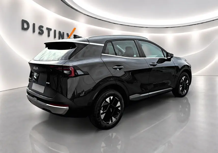 Vue 3/4 arrière droite du KIA SPORTAGE 1.6 hybride 239 en noir brillant avec jantes alu et becquet arrière.