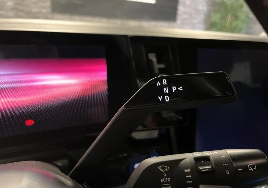 Levier de vitesses automatique noir avec affichage lumineux des modes sur le tableau de bord du Renault Austral 2023.