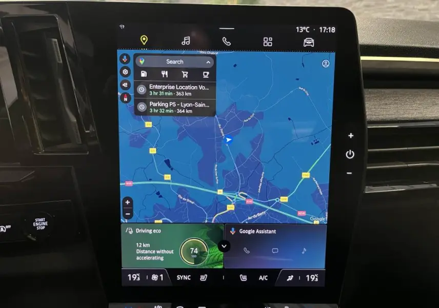 Tableau de bord de Renault Austral 2023 avec écran tactile central affichant navigation et commandes climatisation