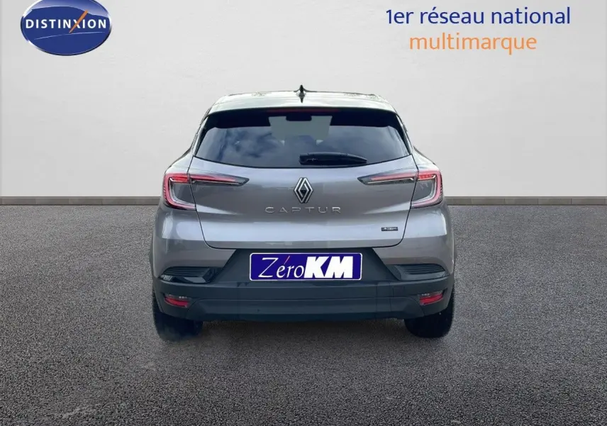 Vue arrière d'un Renault Captur gris Cassiopée métal avec toit noir, mettant en valeur ses feux LED fins et son logo central.