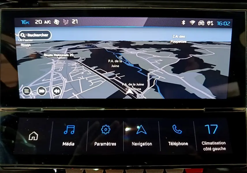 Écran tactile central de navigation affichant une carte 3D dans une Peugeot 308 PHEV GT blanche, vue intérieure.