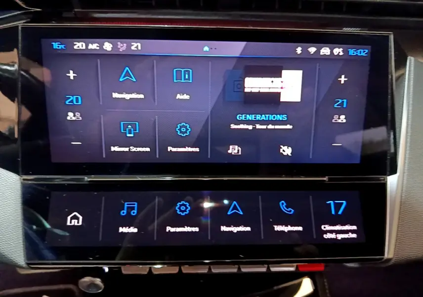 Écran tactile double de la console centrale de la Peugeot 308 PHEV 180 GT, affichage multimédia et climatisation.
