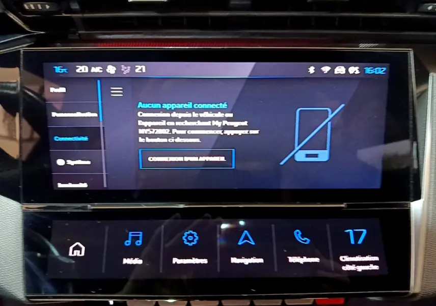 Écran tactile central de la Peugeot 308 PHEV 180 GT 2022 affichant le menu connectivité et climatisation.