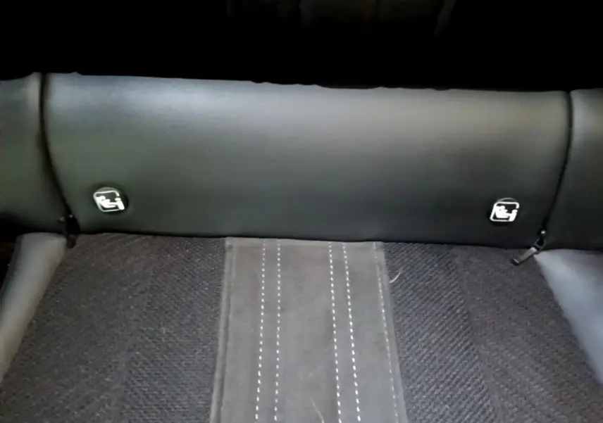 Gros plan sur la banquette arrière noire de la Peugeot 308 PHEV 180 E-EAT8 GT avec logos Isofix visibles.