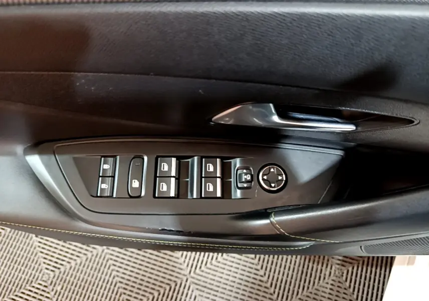 Panneau de commandes des vitres et rétroviseurs côté conducteur de la Peugeot 308 PHEV 180 E-EAT8 GT blanc 2022.