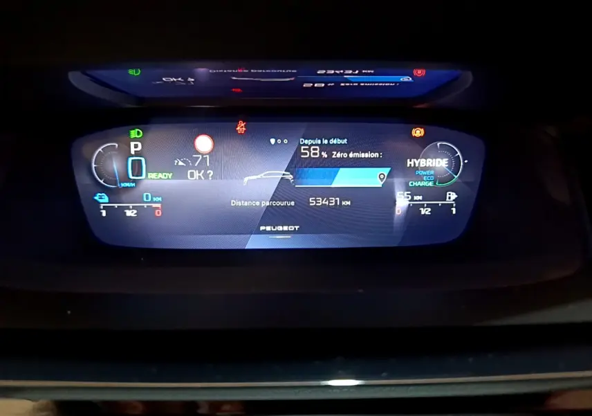 Affichage numérique du tableau de bord du Peugeot 308 PHEV 180 E-EAT8 GT montrant l'autonomie et mode hybride.