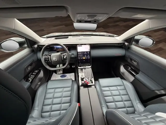 Vue intérieure avant du Citroën C5 Aircross gris platinium 2026, avec tableau de bord moderne et sièges en TEP bleu.