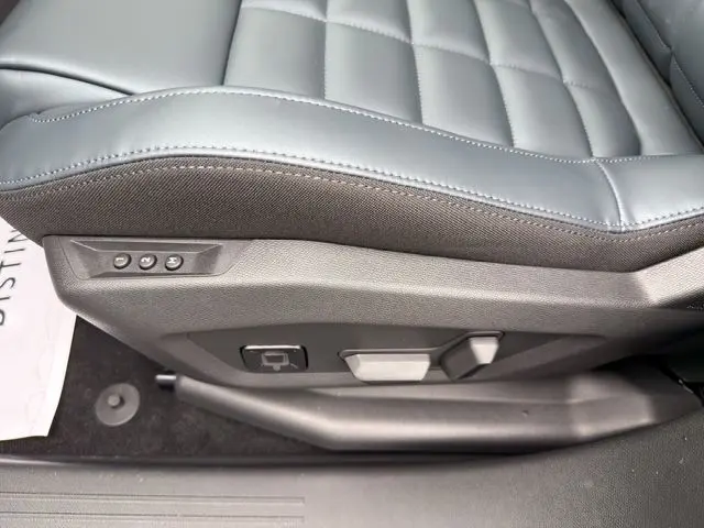 Gros plan sur la commande de réglage électrique du siège gris platinium du Citroën C5 Aircross hybride 2026.