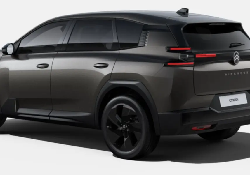 Vue 3/4 arrière droite du Citroën C5 Aircross gris platinium avec jantes noires et feux arrière LED distinctifs.