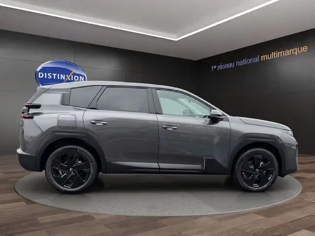 Vue latérale droite du SUV Citroën C5 Aircross gris platinium, avec jantes alliage noires et vitres surteintées.