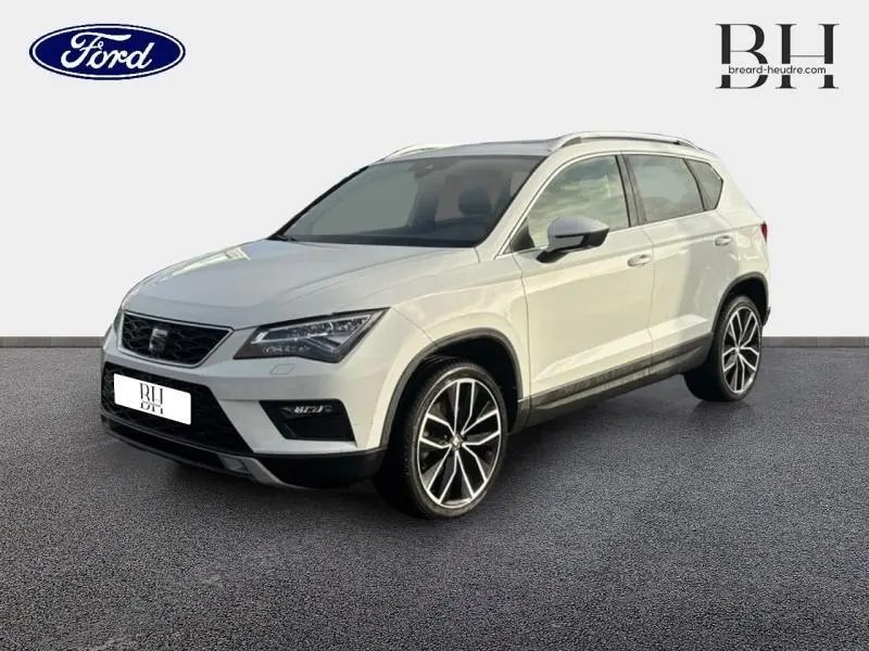 SEAT Ateca blanc Nevada métal vu en 3/4 avant droit, avec jantes alliage distinctives et calandre noire.