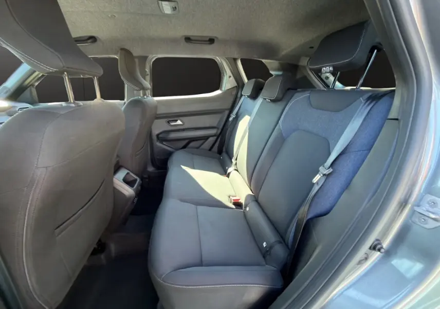 Vue intérieure côté droit sur la banquette arrière grise du Dacia Duster 2025 expression hybrid avec ceinture de sécurité.