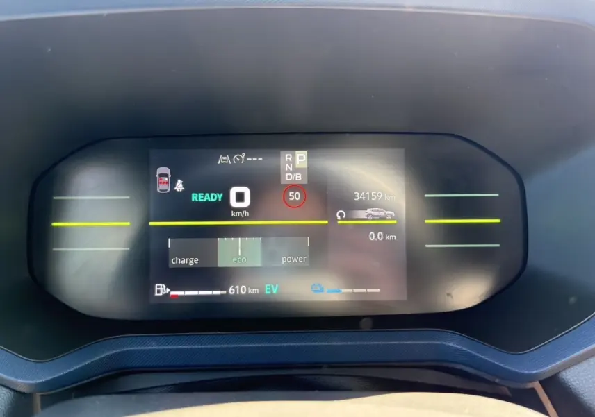 Affichage numérique du combiné d'instruments du Dacia Duster hybride, montrant la vitesse, mode éco et autonomie EV.