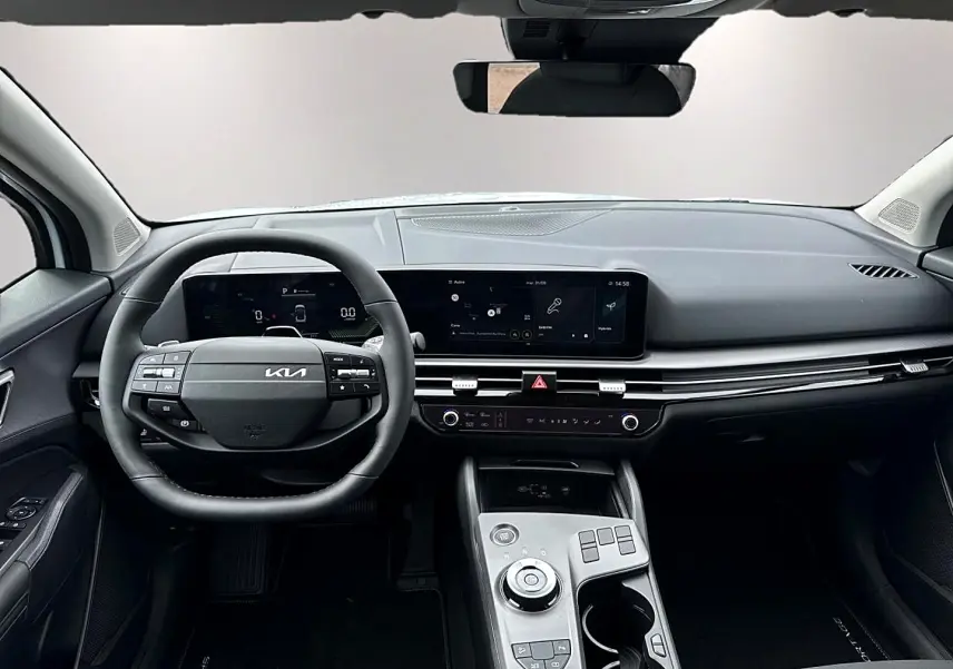 Vue intérieure du tableau de bord et volant cuir multifonction du Kia Sportage blanc 1.6 hybride 239 active, 2026.