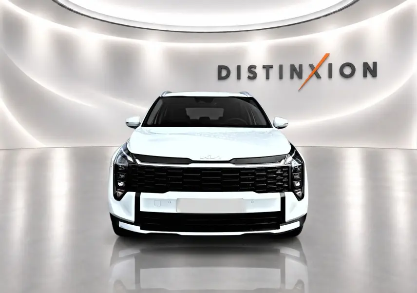 Vue frontale d'un KIA Sportage blanc 2026 avec calandre noire et logo moderne sur capot, en studio lumineux.