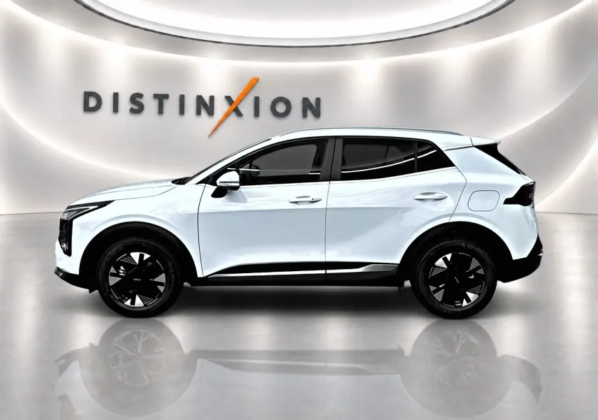 Vue de profil côté gauche du KIA SPORTAGE 1.6 hybride blanc avec jantes noires et toit légèrement incliné.