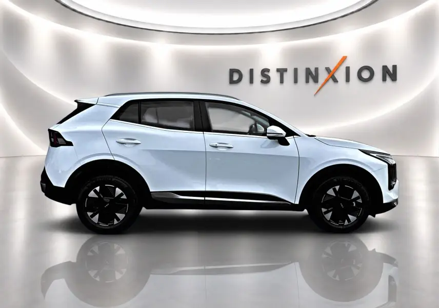 Profil droit du KIA SPORTAGE 1.6 hybride 239 blanc, avec jantes alu noires et détails noirs contrastants.