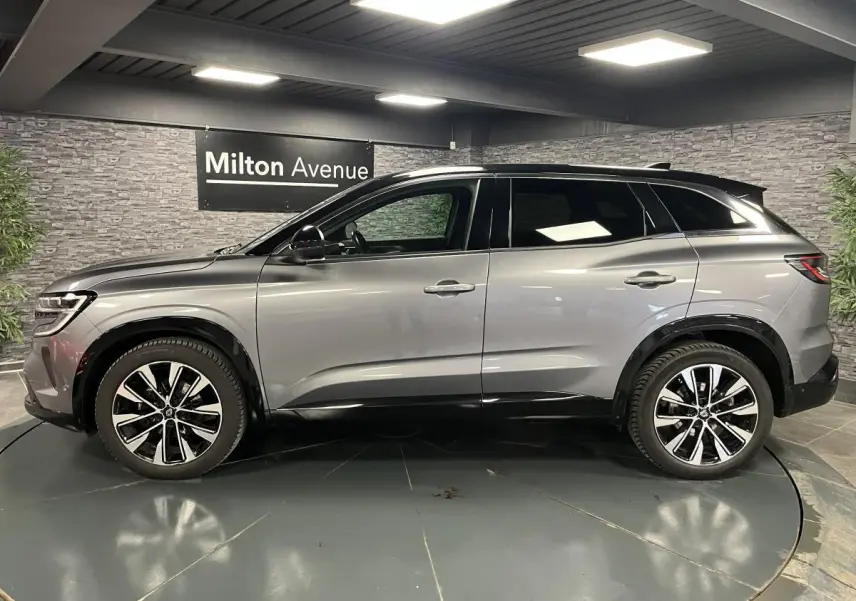 Renault Austral gris schiste en profil côté gauche, toit noir étoilé et jantes alliage noires diamantées.