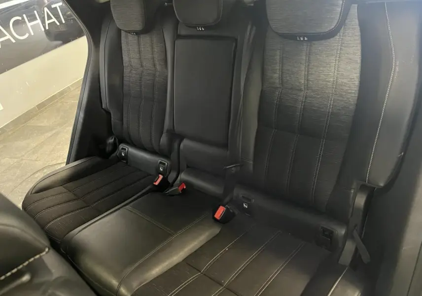 Vue arrière des sièges arrière en simili-cuir gris et tissu sur Renault Austral 2023 finition Techno.