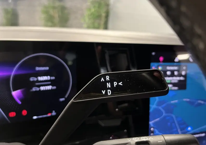 Le levier de vitesses automatique noir avec affichage blanc, tableau de bord numérique et écran de navigation du Renault Austral 2023.