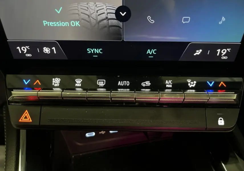 Panneau de commande de climatisation tactile du Renault Austral gris, avec affichage digital et boutons lumineux.