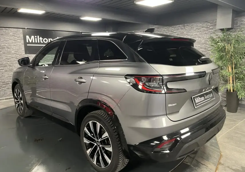 Renault Austral gris schiste 2023 en 3/4 arrière droit avec toit noir étoilé et jantes noires diamantées