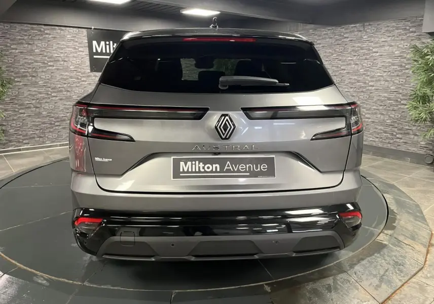 Vue arrière d'un Renault Austral gris schiste avec toit noir étoilé et feux LED horizontaux étirés.