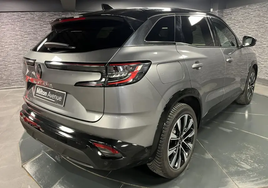 Renault Austral gris 3/4 arrière droit avec toit noir étoilé et jantes alliage 19 pouces Komah diamantées noires