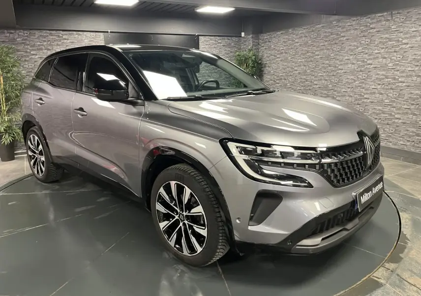 Renault Austral gris schiste en 3/4 avant droit, toit noir étoilé et jantes alliage noires diamantées visibles