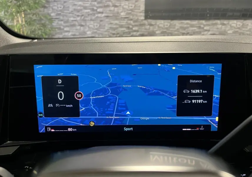 Écran numérique du tableau de bord du Renault Austral 2023 affichant navigation et données de conduite.