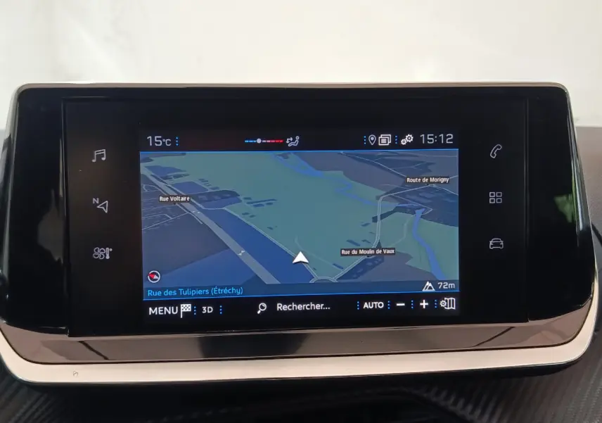 Écran tactile 7 pouces du système de navigation de la Peugeot 208 blanche PureTech 100, affichant une carte GPS.