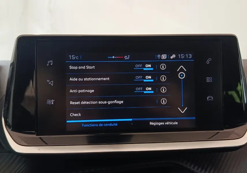 Écran tactile central de la Peugeot 208 PureTech 100 S&S Active Business affichant les réglages d'aide à la conduite.