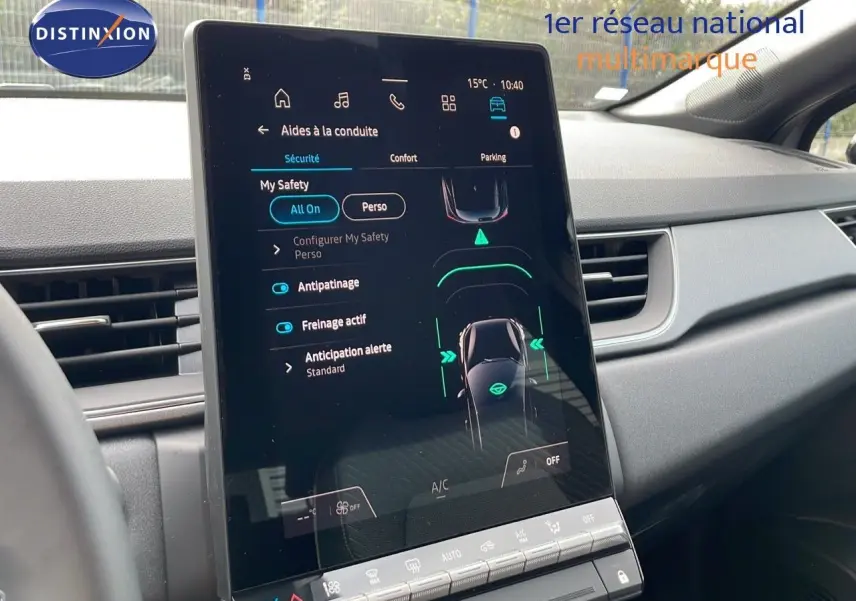 Écran tactile central du Renault Captur E-Tech Hybrid 2025 affichant les aides à la conduite dans un intérieur gris.