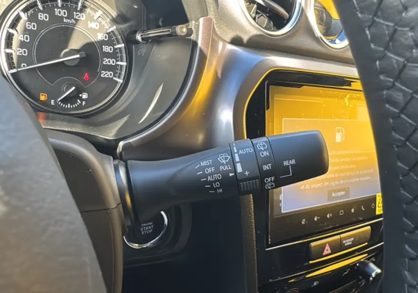 Gros plan sur le tableau de bord et la commande d'essuie-glace du Suzuki Vitara Hybrid 110 Privilege Allgrip 2025.