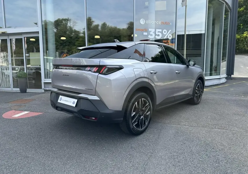 Peugeot 3008 gris Artense en 3/4 arrière droit, jantes alliage noires et vitres arrière surteintées.