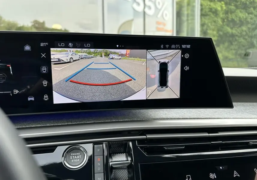 Vue intérieure du tableau de bord du Peugeot 3008 gris Artense, écran affichant la caméra de recul et la vue à 360° en marche arrière.