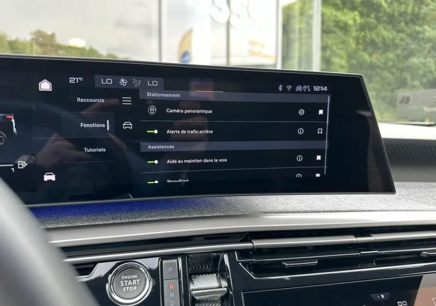 Écran tactile central du tableau de bord du Peugeot 3008 gris Artense, affichant les aides à la conduite.
