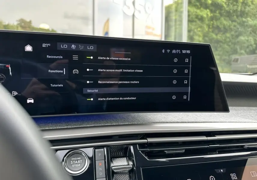 Vue intérieure du tableau de bord du Peugeot 3008 2024, écran tactile panoramique affichant les alertes de sécurité.