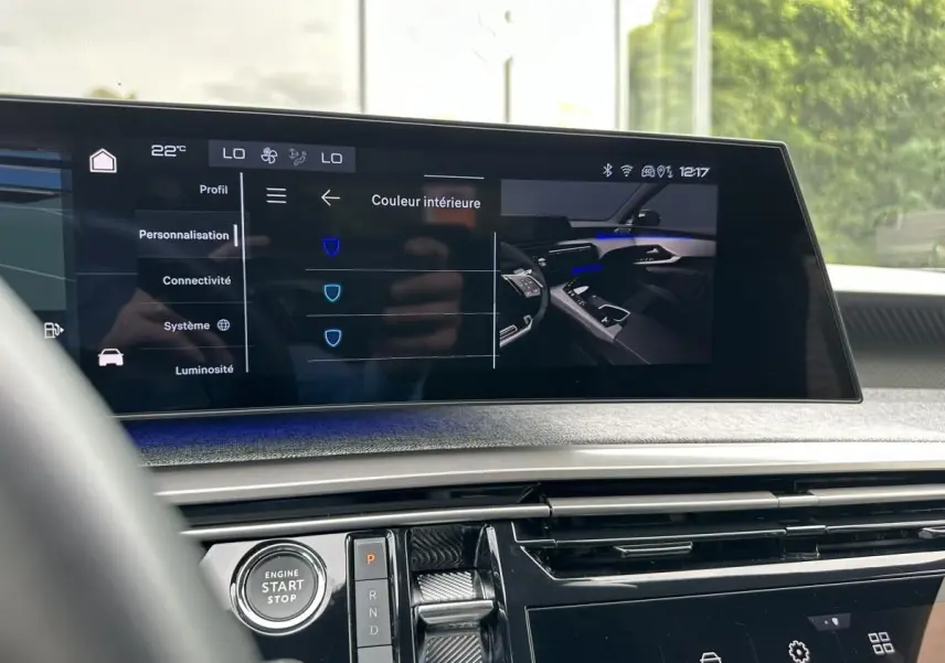 Vue intérieure du tableau de bord du Peugeot 3008 2024 avec écran tactile affichant les options de personnalisation de couleur.