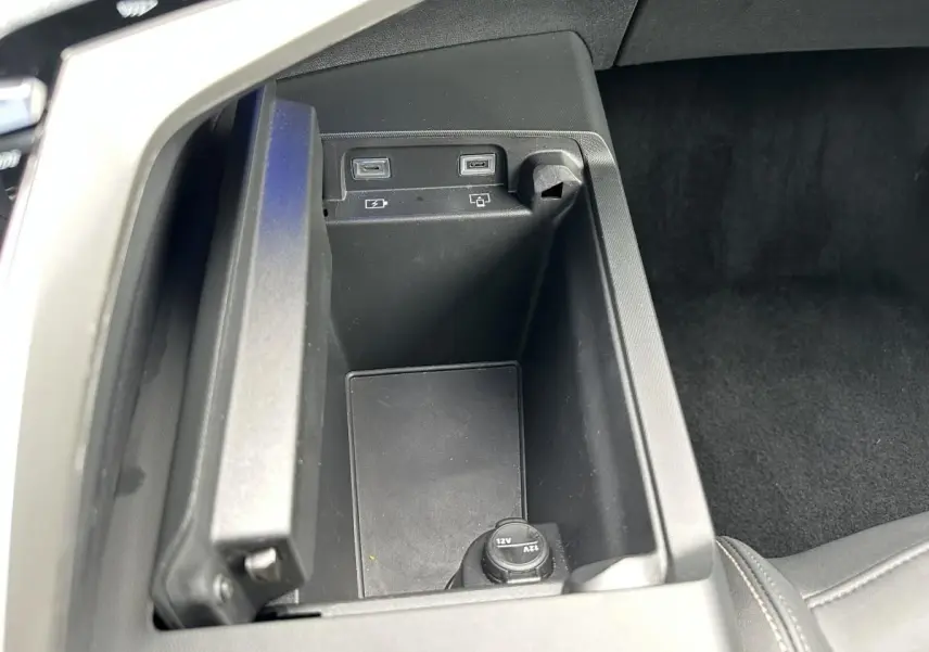 Vue rapprochée de la console centrale du Peugeot 3008 gris Artense, montrant les ports USB-C et prise 12V.