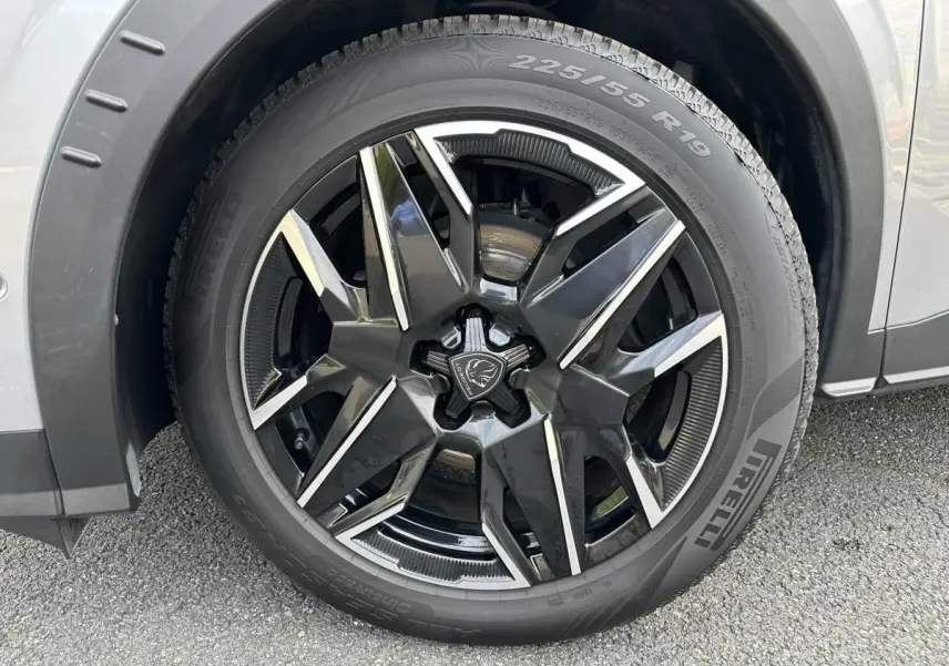 Gros plan sur la jante alliage noire et diamantée 19'' du côté avant gauche du Peugeot 3008 gris Artense.